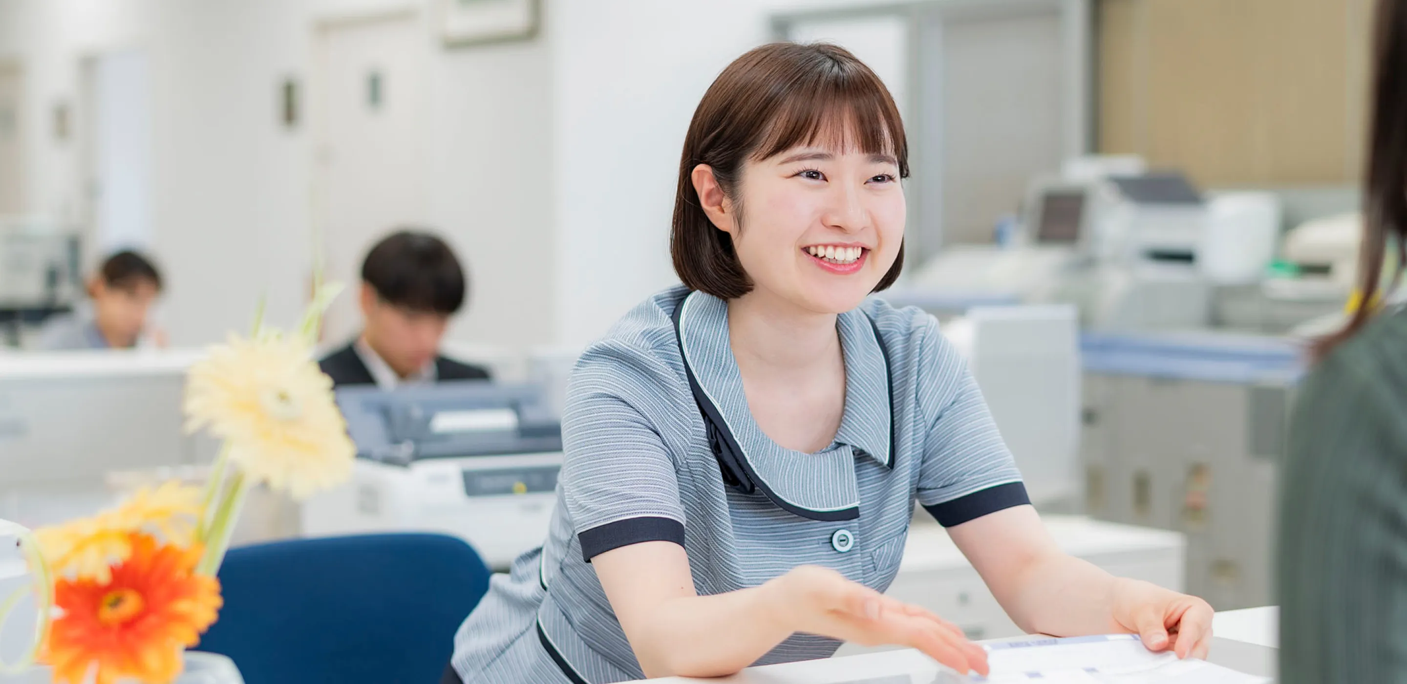 窓口業務をする職員のイメージ